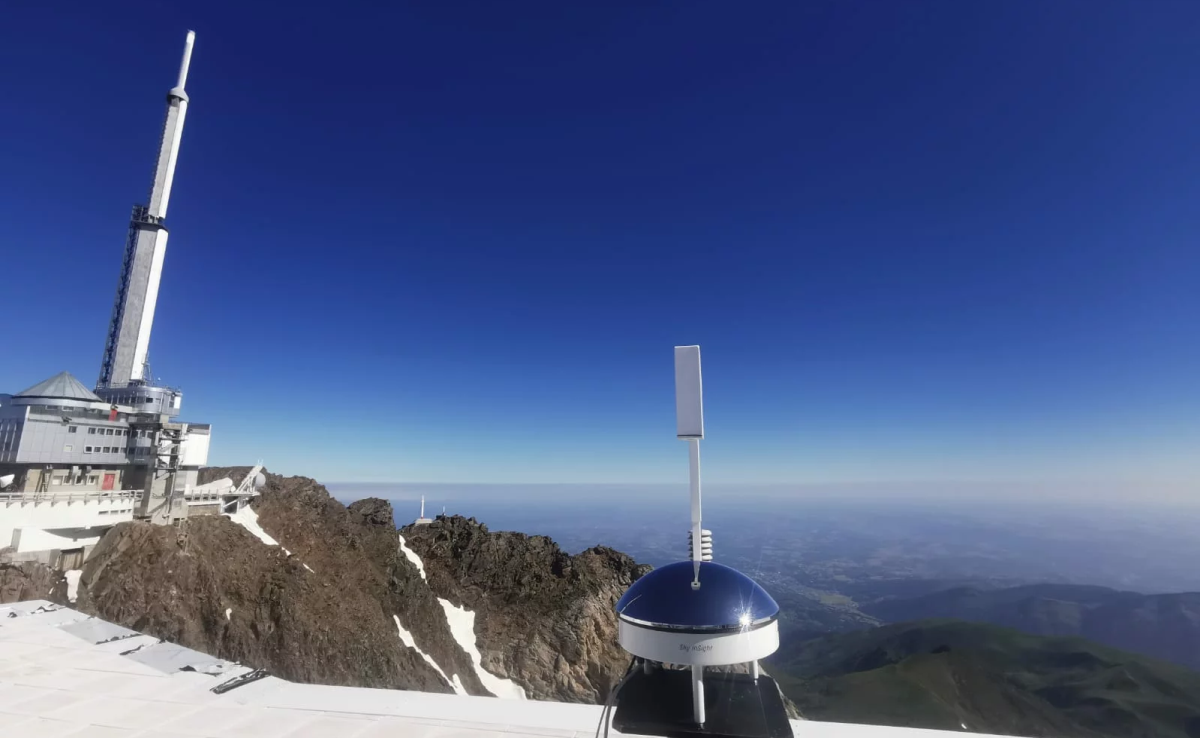Sky InSight™ Infrarot-Himmelskamera auf dem Gipfel des Pic du Midi, Frankreich Sky InSight Infrarot-Himmelskamera auf dem Gipfel des Pic du Midi, Frankreich