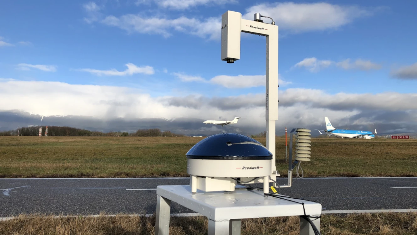 Sky InSight Sky Imager wurde am Flughafen Genf positioniert, um Kondensstreifen (Contrails) in der Schweiz zu untersuchen.
